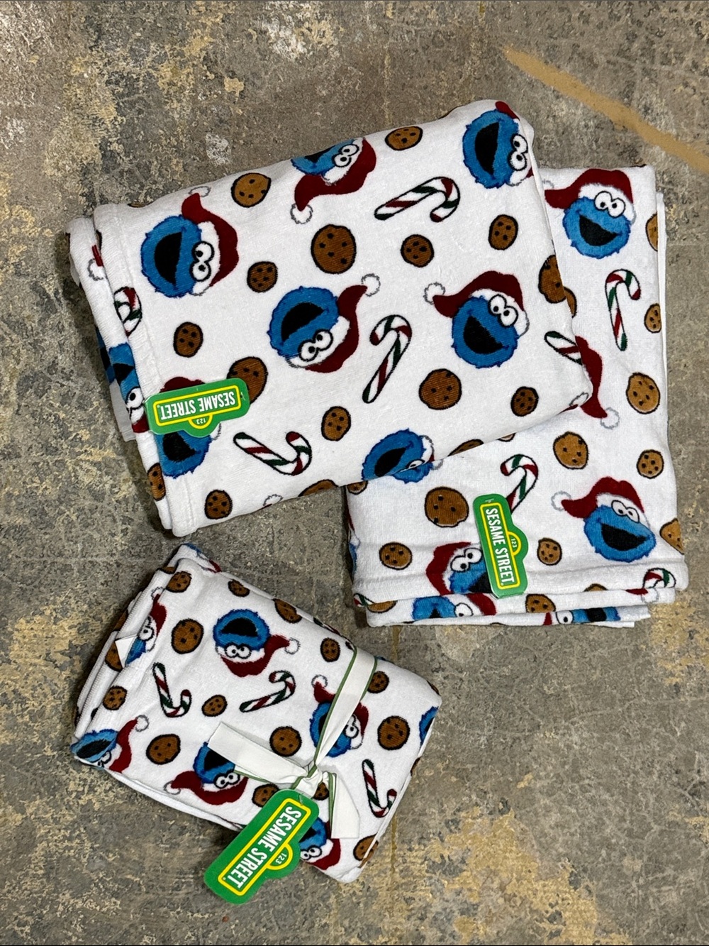 Sesame Street 4 Pc Santa Cookie Monster Towel Set (2Bath, 2Hand) NWT